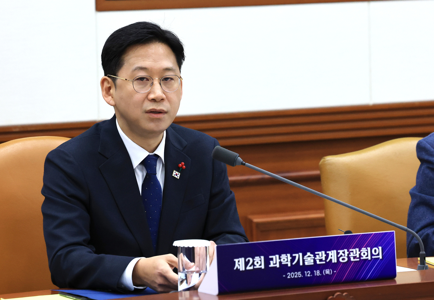 Science and ICT Minister Bae Kyung-hoon speaks during a meeting at the Government Complex Seoul in central Seoul on Dec. 18. [NEWS1] 