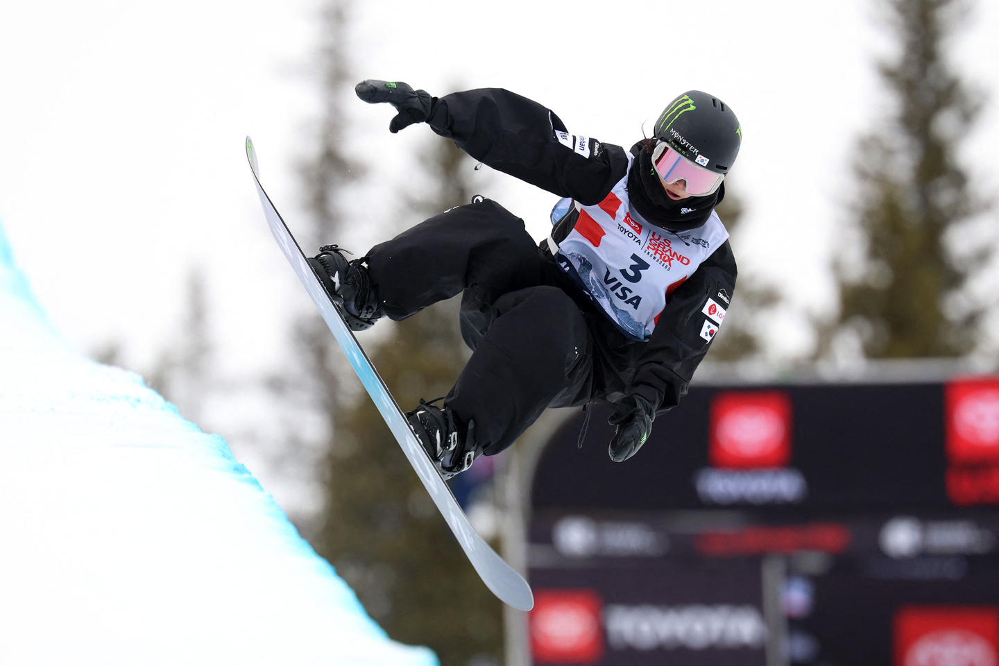 Choi Gaon of Korea performs during the qualification stage of the women's halfpipe at the International Ski Federation World Cup in Copper Mountain, Colorado, on Dec. 17. [AFP/YONHAP]
