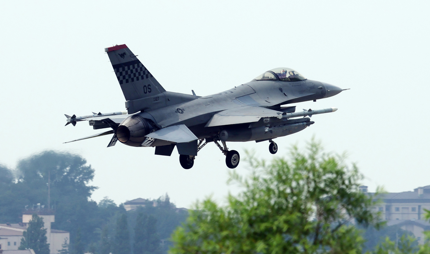 An F-16 fighter jet lands at Osan Air Base in Pyeongtaek, Gyeonggi, on Aug. 18. [NEWS1]
