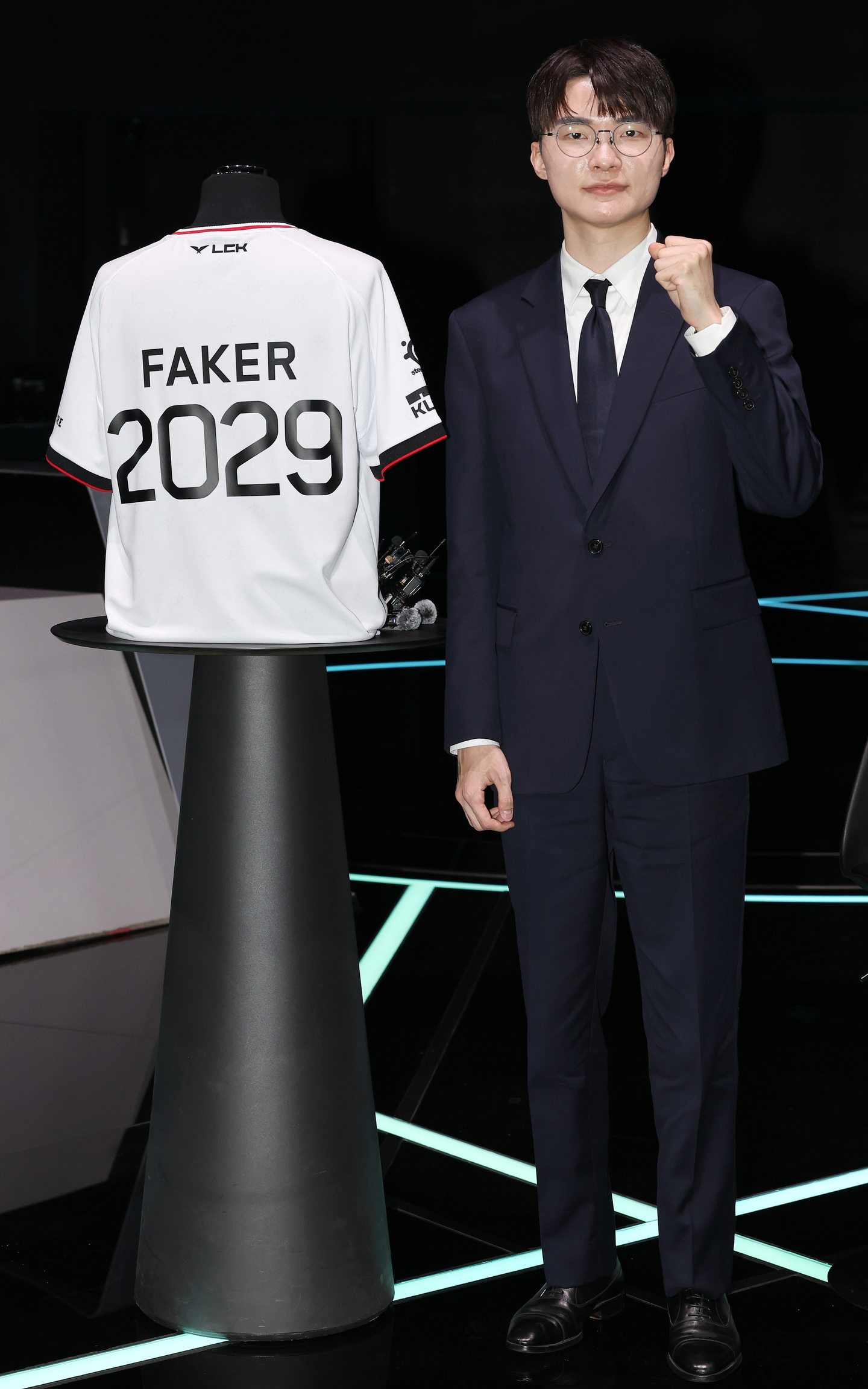 T1’s Faker, whose real name is Lee Sang-hyeok, poses next to a uniform with his name during a press conference in Jongno District, central Seoul, on Dec. 18. [YONHAP]