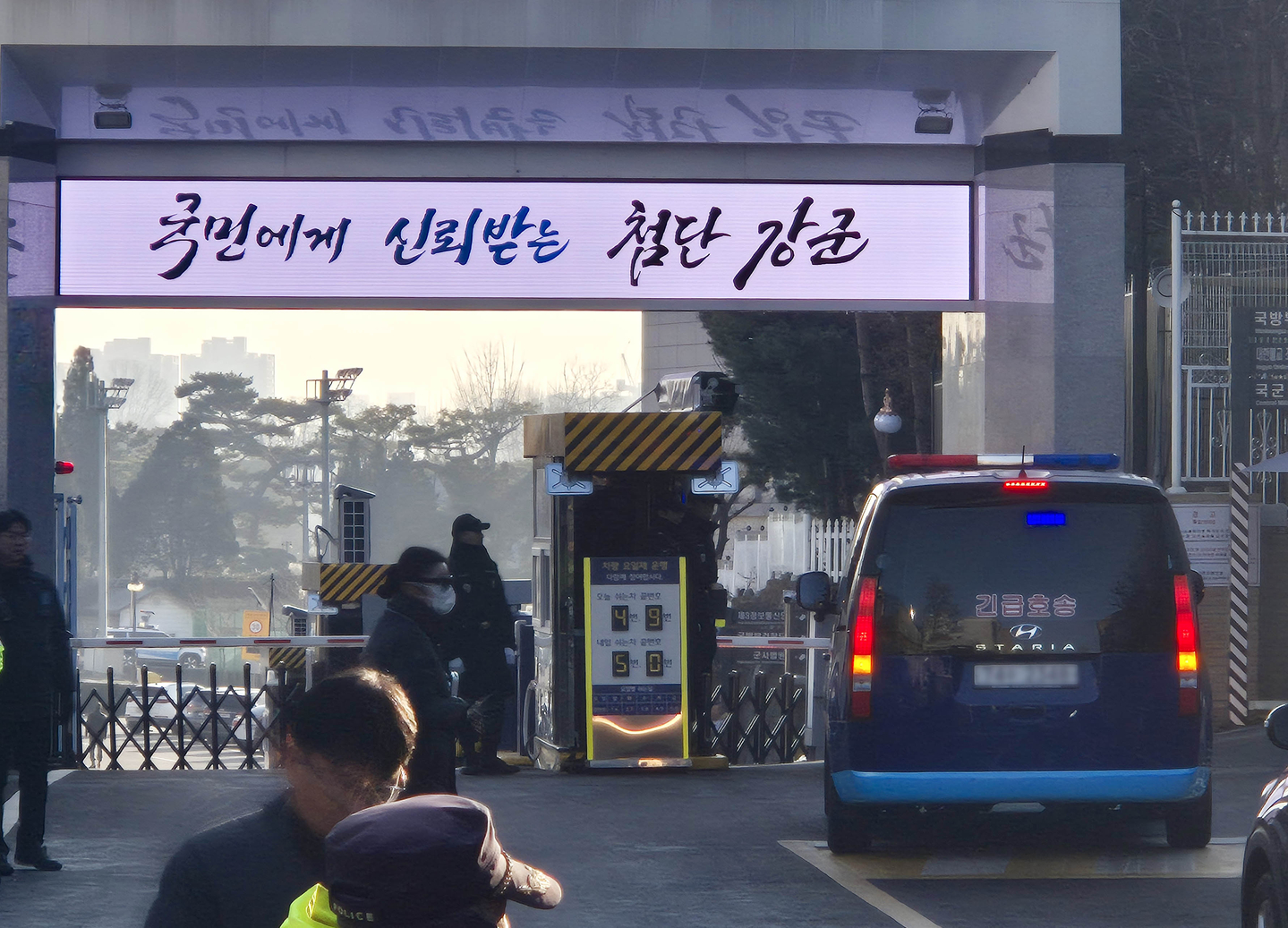 A convoy vehicle carrying former President Yoon Suk Yeol arrives at a military court, the name of which roughly translates to the "Central District Military Court," in Yongsan District, central Seoul, on Dec. 18. Yoon appeared as a witness at the trial of former Defense Counterintelligence Command chief Yeo In-hyung, who is charged with playing a key role in the declaration of martial law last year. [YONHAP]