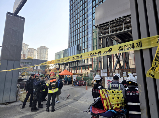 Barricade tape surrounds the scene of an accident at a Shinansan Line construction site near Yeouido Station in western Seoul on Dec. 18, where seven workers were buried. All workers were pulled by rescue workers, one in cardiac arrest. [YONHAP]