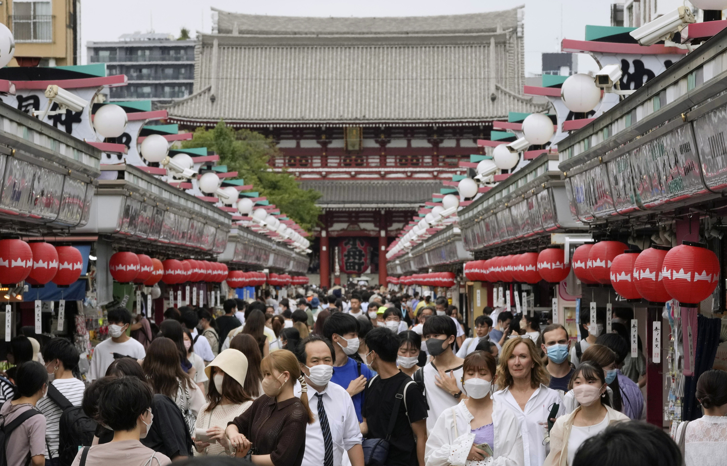 Foreign tourists walk through the Nakamise Street at Asakusa, downtown in Tokyo, Japan, on Sept. 7, 2022. [EPA/YONHAP]