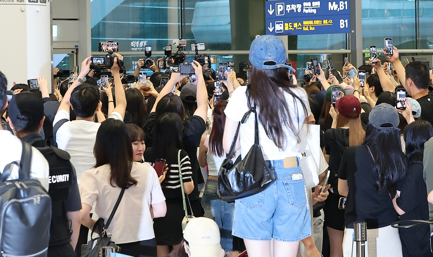 Fans with cameras crowd Incheon International Airport Terminal 2 as actor Byeon Woo-seok arrives on July 16. [NEWS1] 