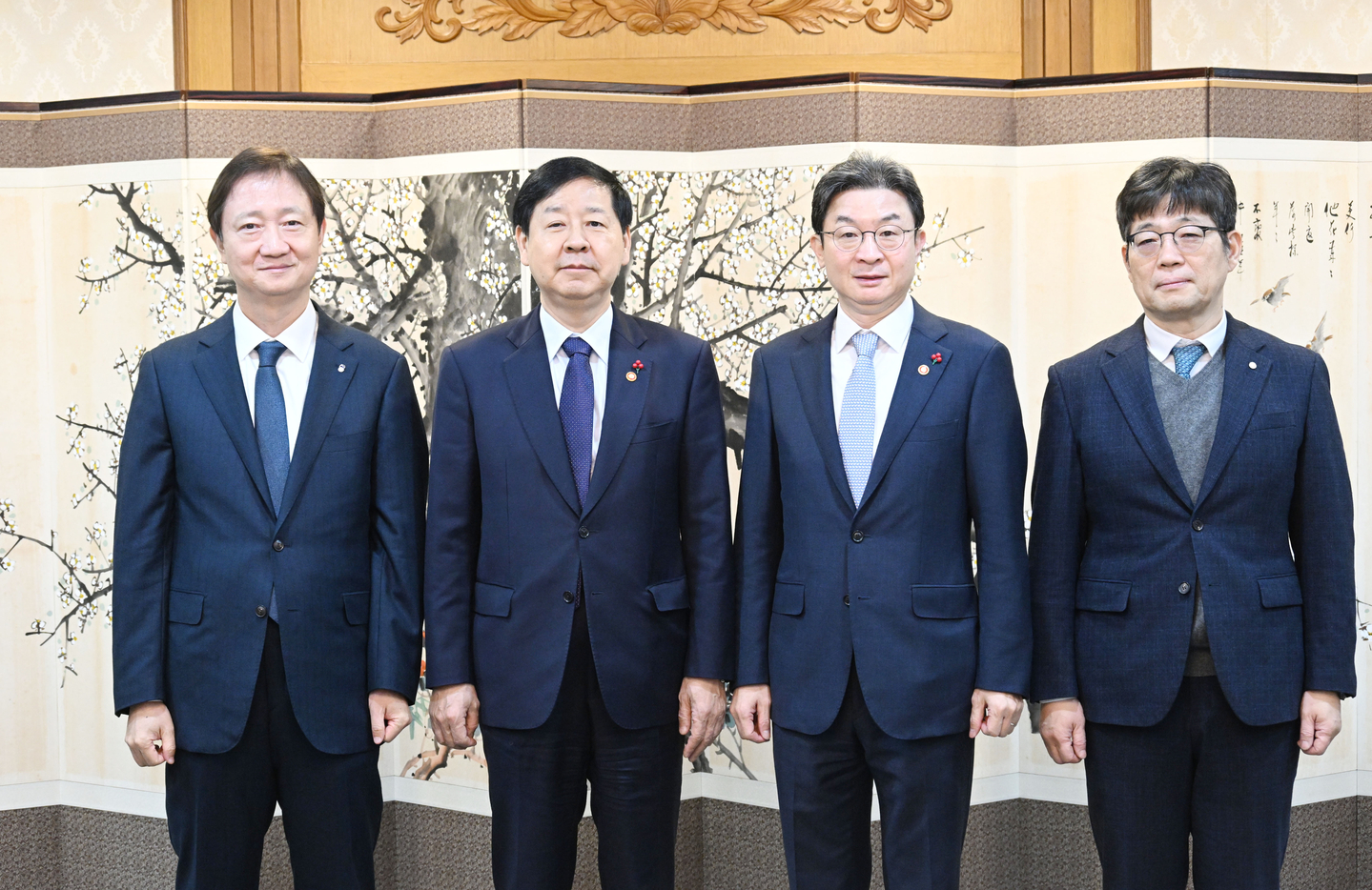 Government officials pose for a photo before an inter-ministerial meeting on measures to strengthen foreign currency liquidity held at the government complex in Jongno District, central Seoul, on Dec. 18. From left, Financial Supervisory Service Gov. Lee Chan-jin, Deputy Prime Minister and Finance Minister Koo Yun-cheol, Financial Services Commission Chairman Lee Eog-weon and Bank of Korea Senior Deputy Gov. Ryoo Sang-dai. [YONHAP] 