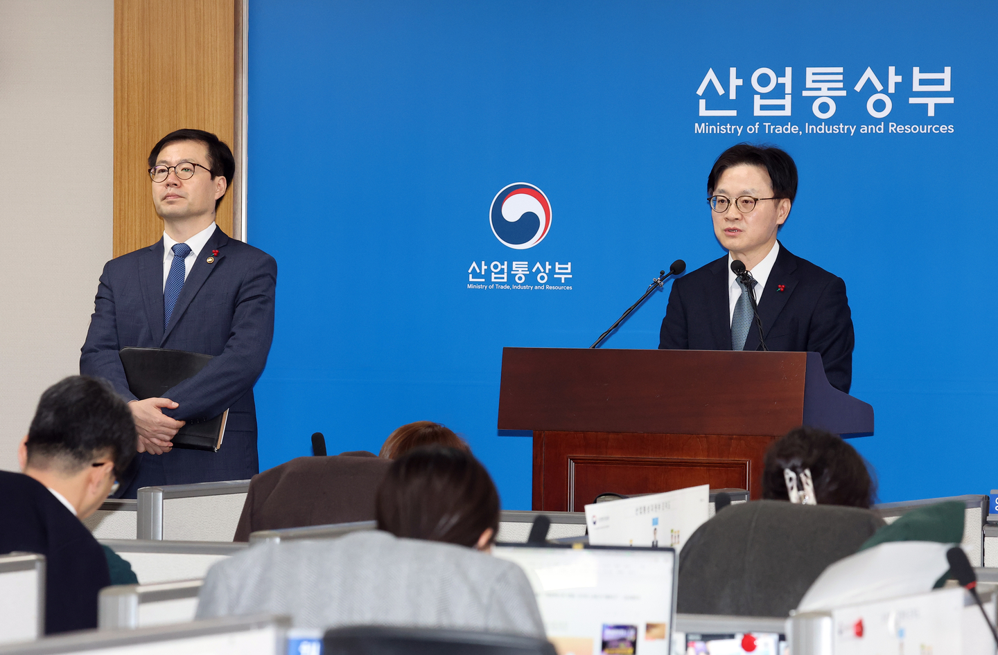 Industry Minister Kim Jung-kwan (R) speaks to reporters at the government complex in the administrative city of Sejong after a policy briefing to President Lee Jae Myung on Dec. 17. [YONHAP]