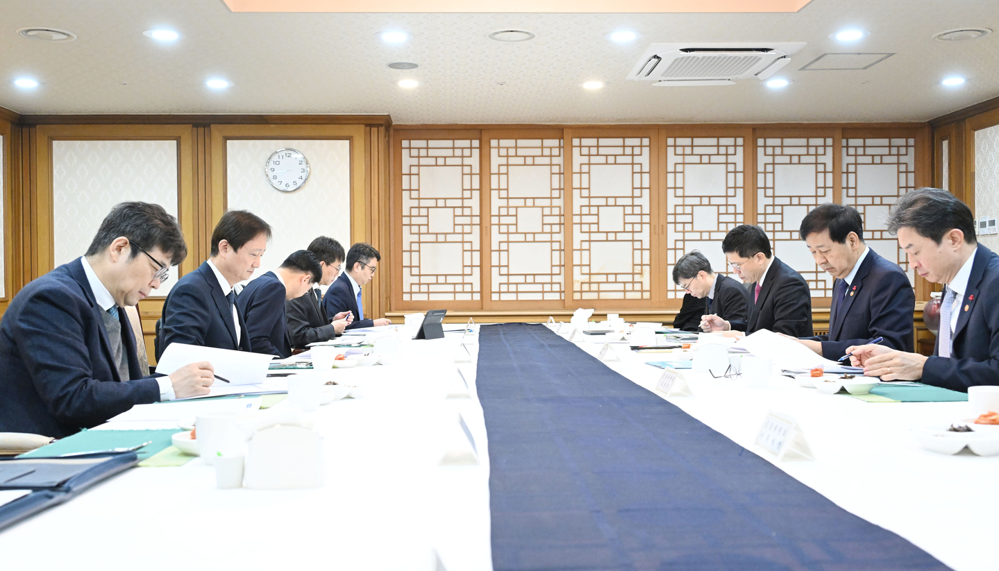 Government officials pose for a photo before an inter-ministerial meeting on measures to strengthen foreign currency liquidity held at the government complex in Jongno District, central Seoul on Dec. 18. [YONHAP]