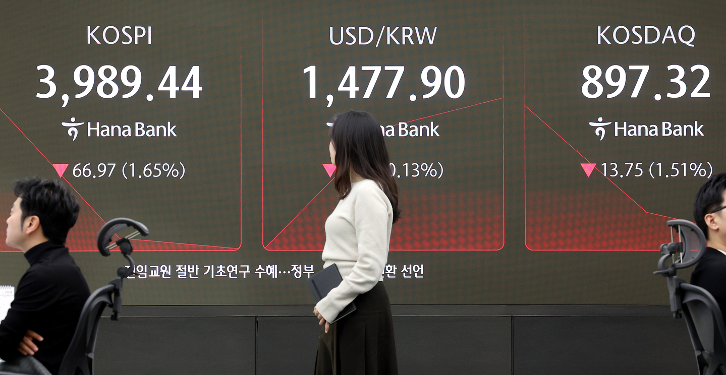 A screen in Hana Bank's trading room in central Seoul shows the Kospi opening on Dec. 18. [YONHAP]