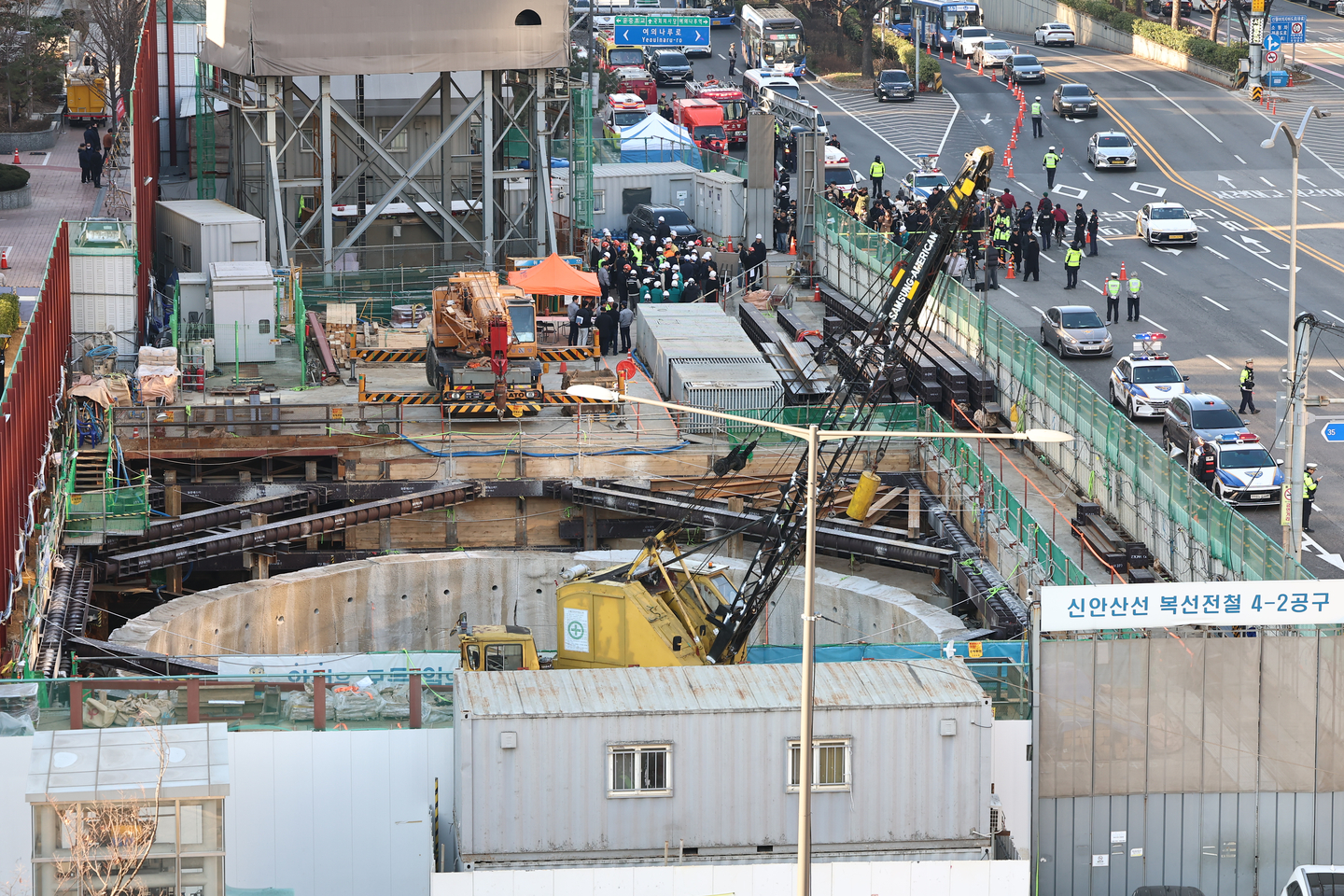 Firefighters and police respond at an underground construction site for the Shinansan Line double-track railway in Yeouido, western Seoul, on Dec. 18 after falling rebar injured at least two workers. [NEWS1]