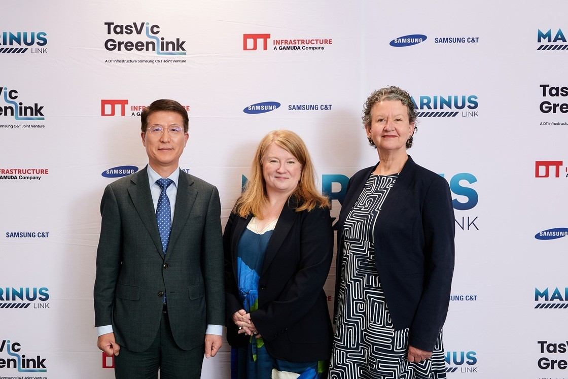 Samsung C&T CEO Oh Se-chul, left, Marinus Link CEO Stephanie McGregor, center and Marinus Link Chair Sandra Gamble pose for a photo during a signing ceremony for Australia's high-voltage power transmission project [SAMSUNG C&T]