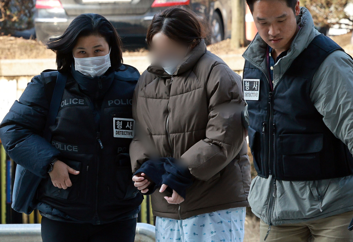 A Vietnamese national accused of child abuse resulting in death under the Child Abuse Punishment Act, arrives at the Seoul Central District Court in Seocho District, southern Seoul, on Dec. 17 for a hearing to review her detention warrant. She is suspected of abandoning her newborn in front of a building near Dongguk University’s Seoul campus at around 6:25 p.m. on Dec. 14. [YONHAP]