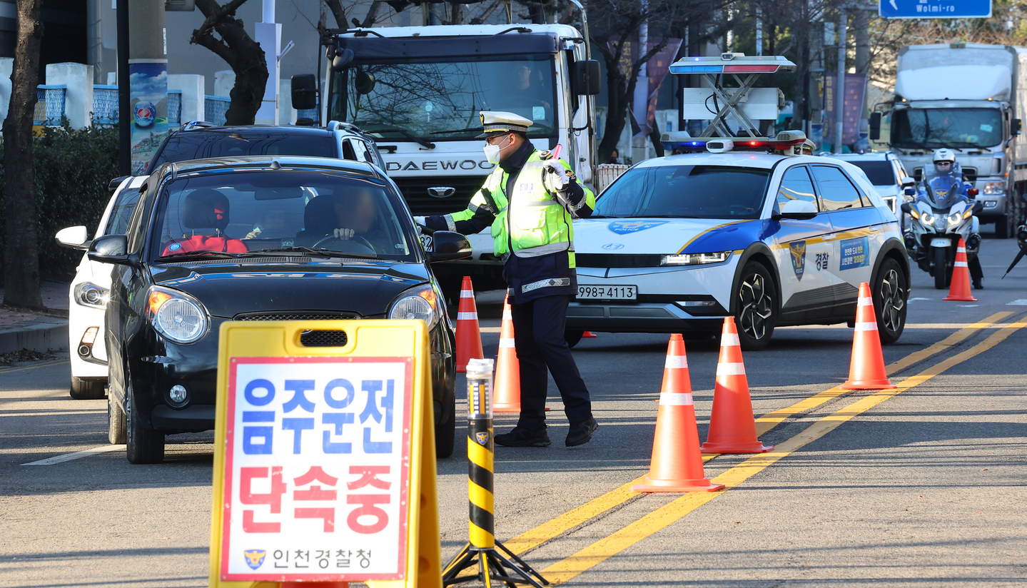 Police conduct an intensive year-end drunk driving crackdown on a road in Incheon on Dec. 11. [YONHAP]