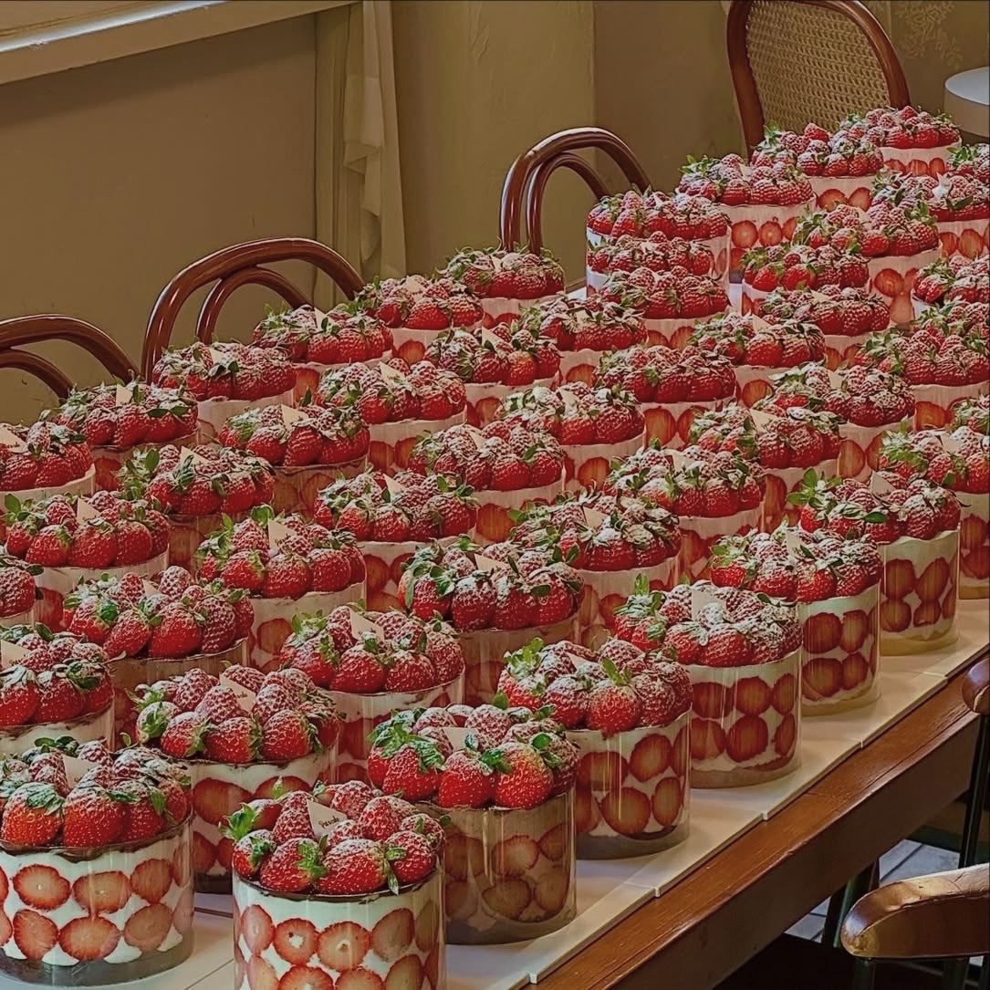 Christmas strawberry cakes lined up on a table at Bakery Patacake [SCREEN CAPTURE]