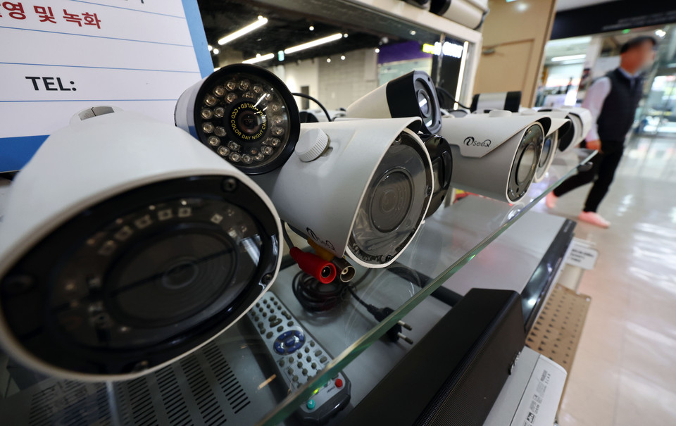 Various internet protocol (IP) cameras on sale at Yongsan Electronics Market on Nov. 14, 2024 [YONHAP]
