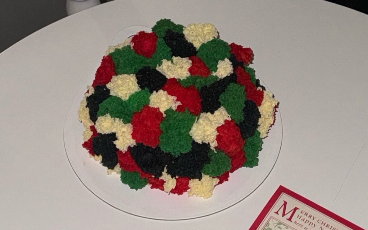 Cakeling’s Christmas cake resembling a pile of plush threads [SCREEN CAPTURE]