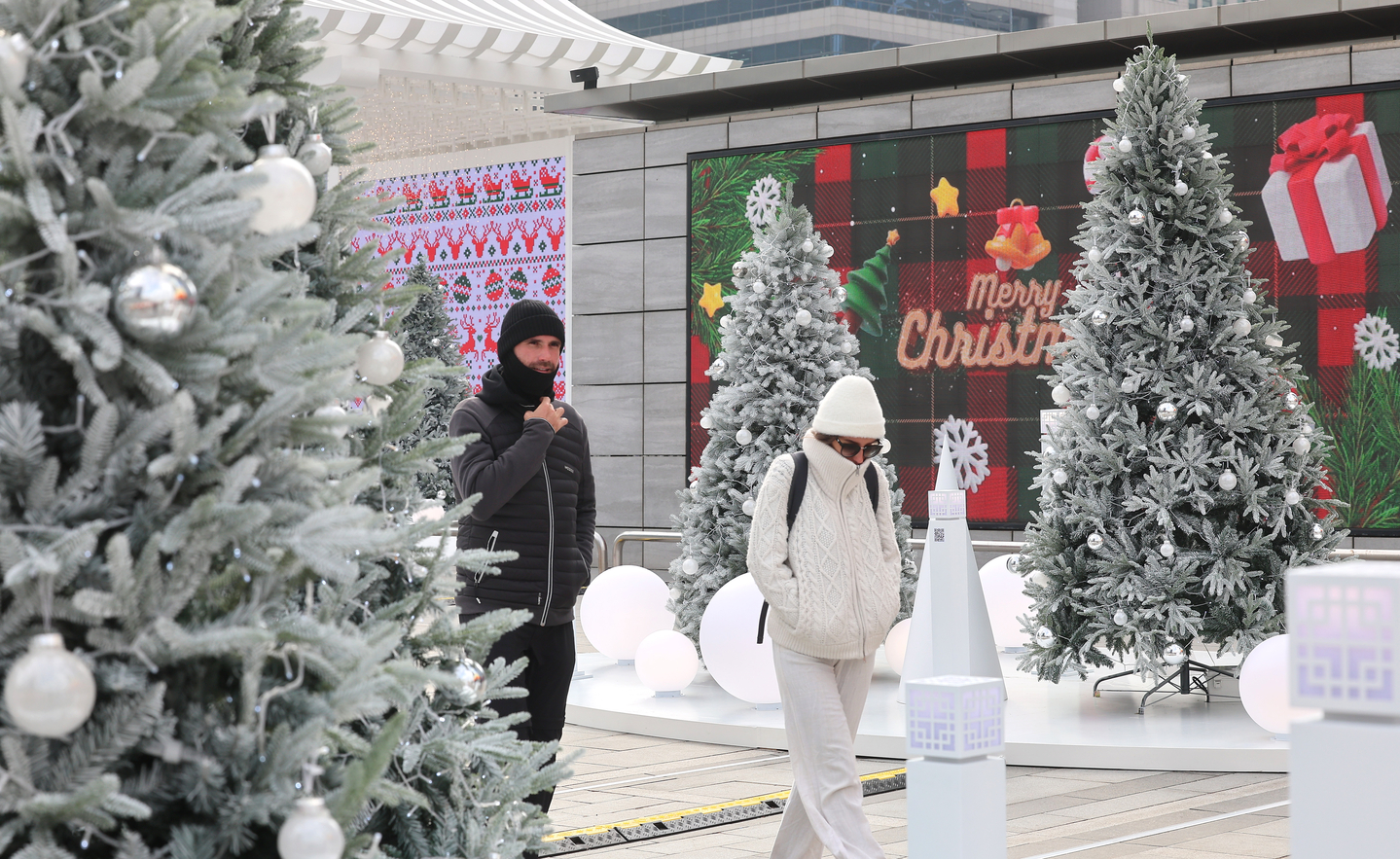 Decorations for the 2025 Gangnam Media Winter Festa are seen near Samseong Station in Gangnam District, southern Seoul, on Dec. 19. [YONHAP]