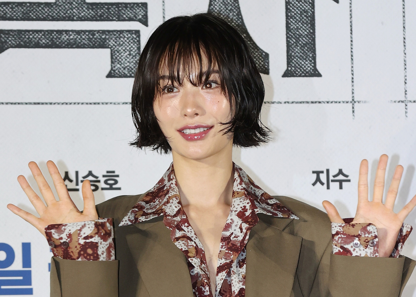 Actor Nana waves to reporters during a press conference held at the Lotte Cinema Konkuk University branch in eastern Seoul on June 17. [YONHAP]