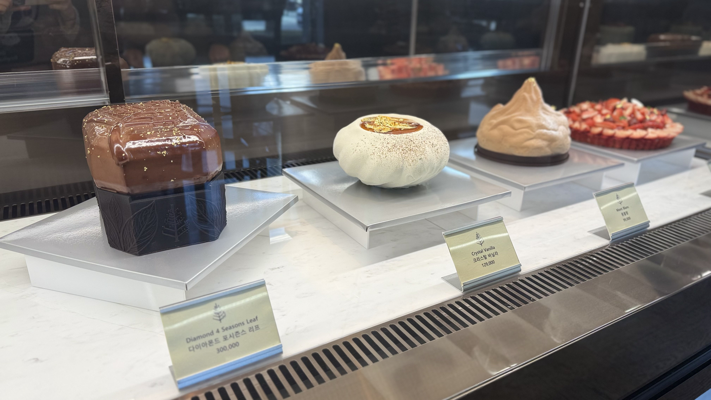 Four Seasons Hotel Seoul’s Christmas cakes this year are displayed at Confections by Four Seasons in Jongno District, central Seoul. [WOO JI-WON]