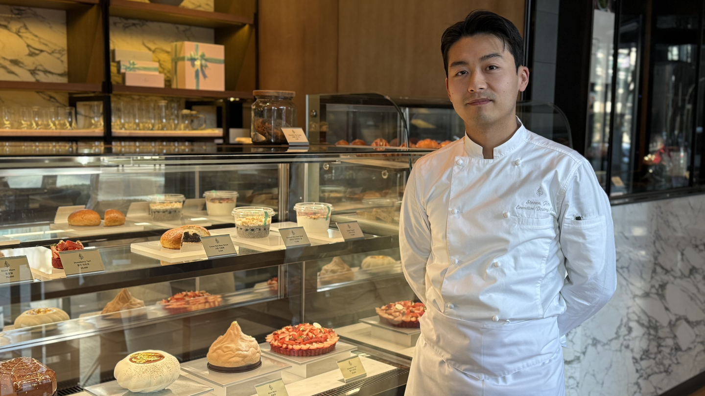 Four Seasons Hotel Seoul's Executive Pastry Chef Steven Jin poses for a photo at the hotel on Dec.4. [WOO JI-WON] 
