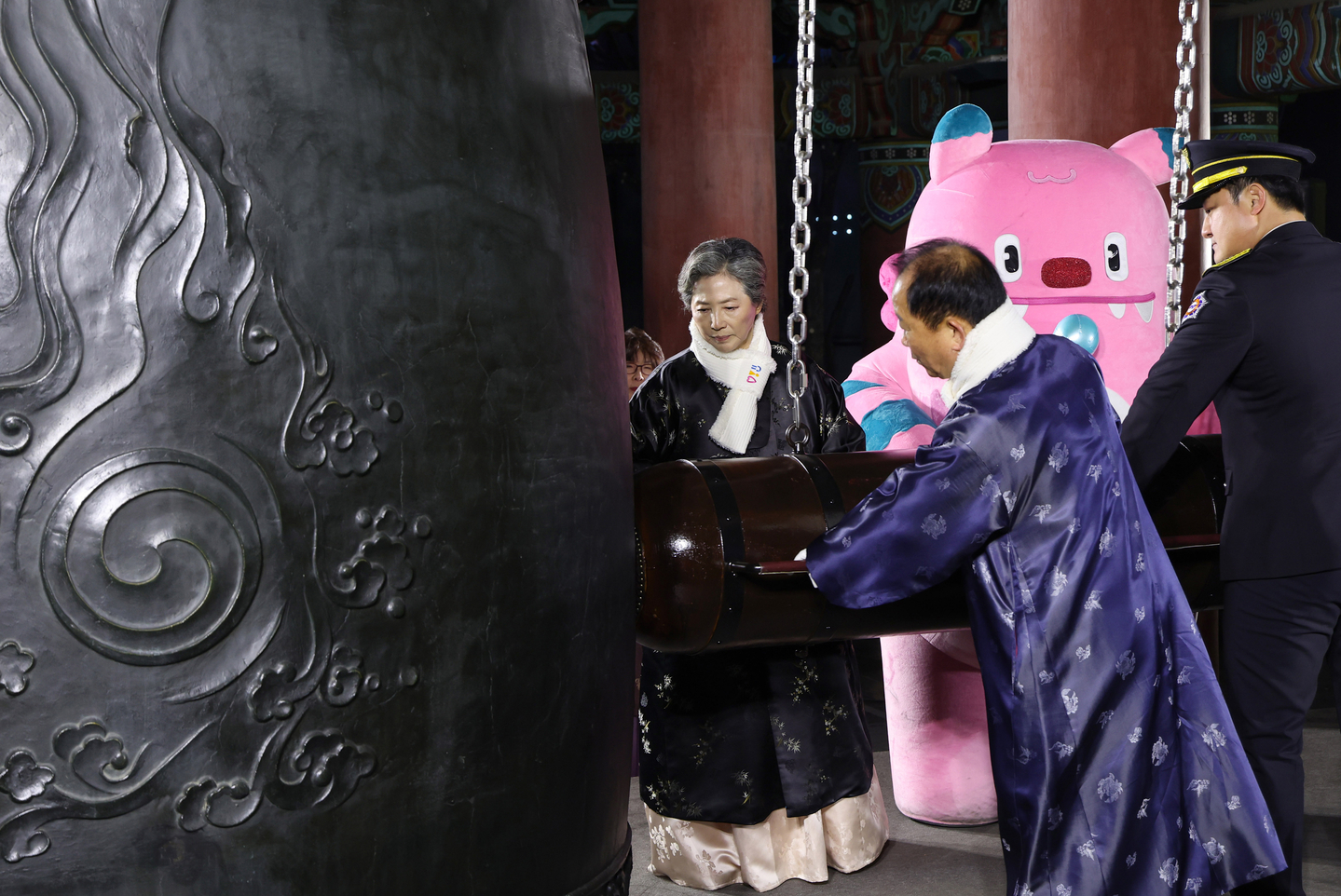 Citizen representatives ring the bell during the New Year’s Eve bell-ringing ceremony, with Seoul's mascot Hechi shown in the back, at Bosingak Pavilion in Jongno District, central Seoul, on the morning of Jan. 1. [JOINT PRESS CORPS]