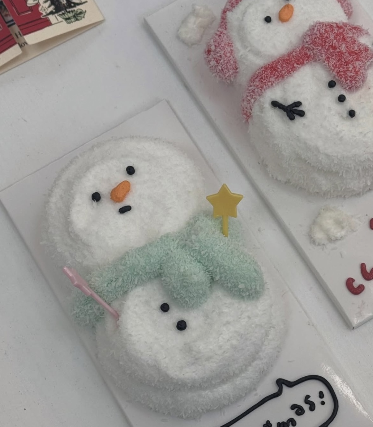Bakery Cakeling's Snowman-shaped cakes dusted with coconut powders [SCREEN CAPTURE]