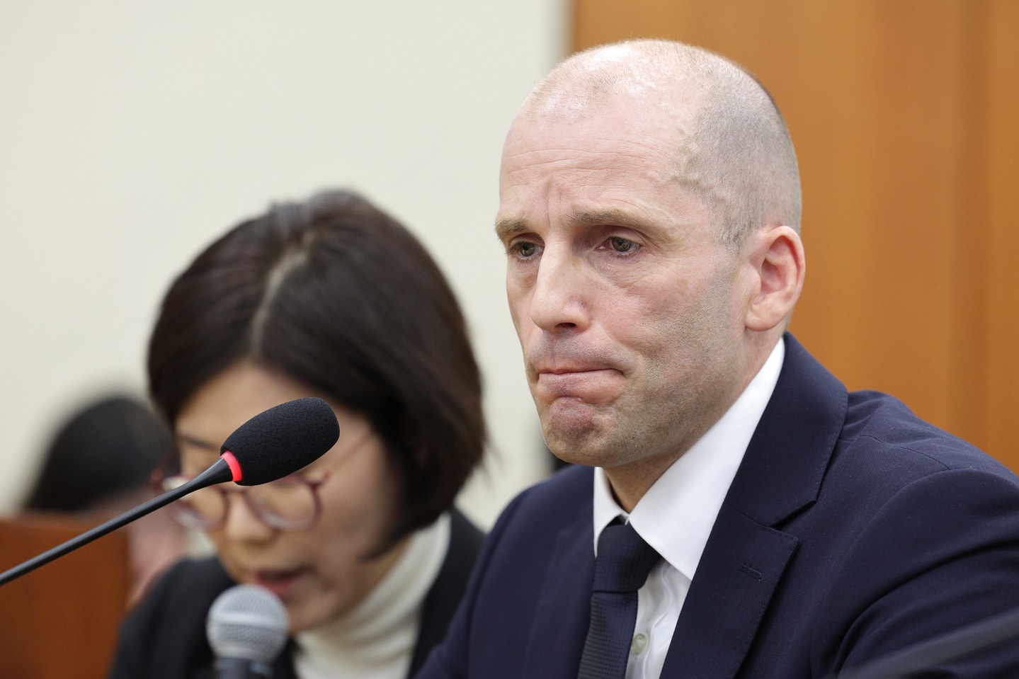 Harold Rogers, interim CEO of Coupang, responds to lawmakers’ questions as an interpreter translates during a hearing on the company’s data breach at the National Assembly Science, ICT, Broadcasting and Communications Committee in Yeouido, Seoul, on Dec. 17. [NEWS1]