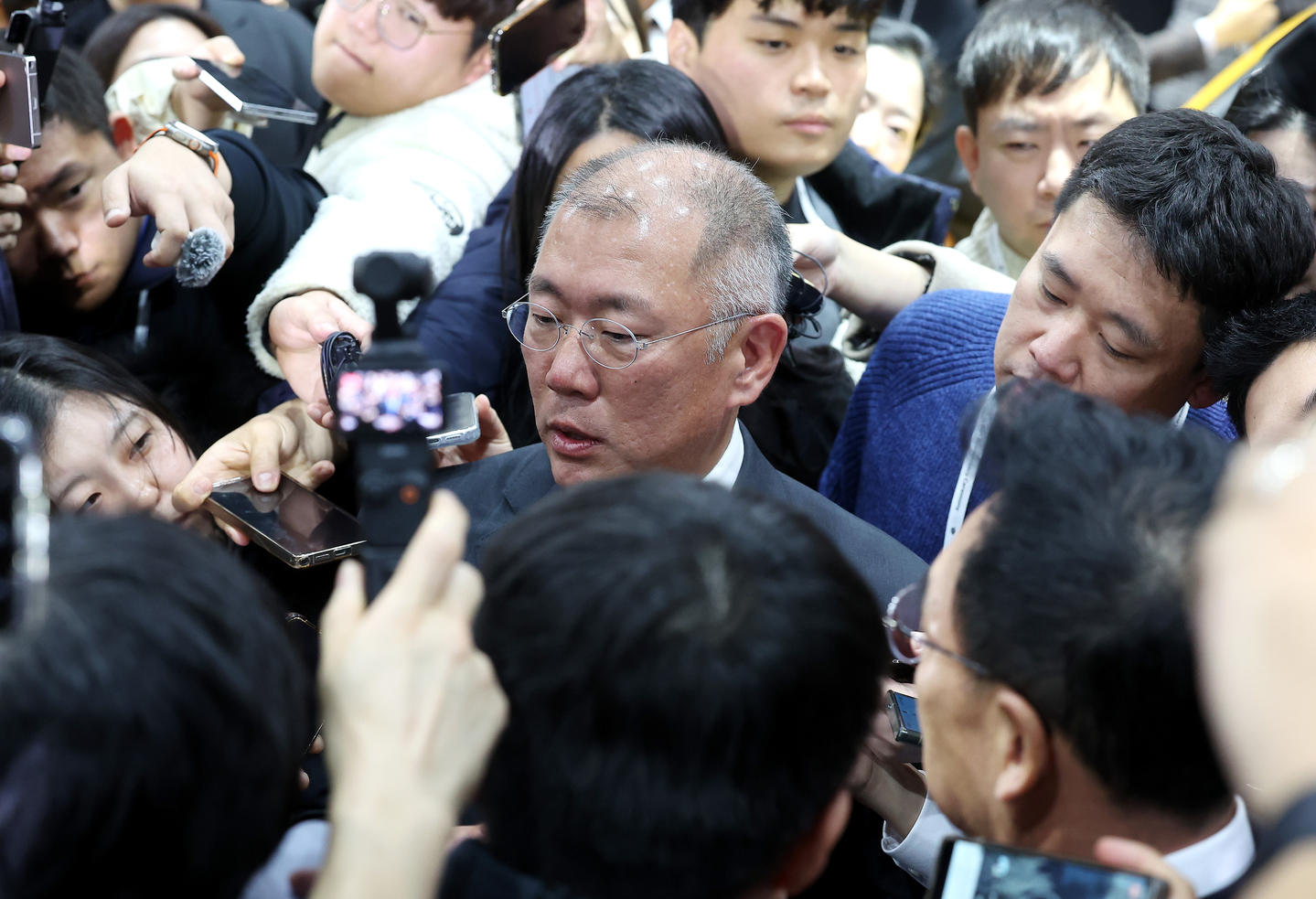 Hyundai Motor Group Executive Chair Euisun Chung is seen surrounded by press during an 80-year anniversary ceremony at a venue in Yongin, Gyeonggi on Dec. 5. [YONHAP]