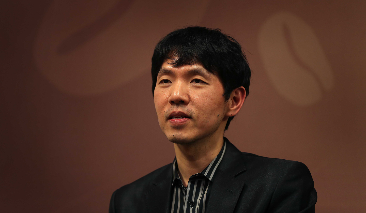 Go Master Lee Chang-ho speaks during an interview with the JoongAng Ilbo at the Korea Baduk Association office in Seoul on Jan. 23, 2018. [JOONGANG ILBO]