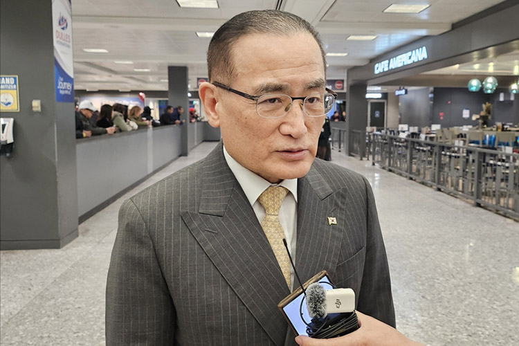 National Security Adviser Wi Sung-lac speaks to reporters at Dulles International Airport, near Washington, on Dec. 16. [YONHAP]
