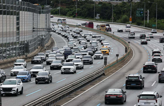 Vehicles slow down in the Seoul-bound lanes near the Osan Interchange on the Gyeongbu Expressway in Osan, Gyeonggi, on Oct. 9. [YONHAP]