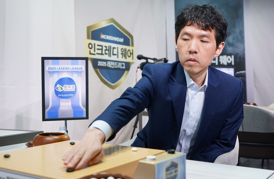 Go master Lee Chang-ho wins the first round of the 2025 Incrediwear Legend League playoff match held on Nov. 30. [KOREA BADUK ASSOCIATION]