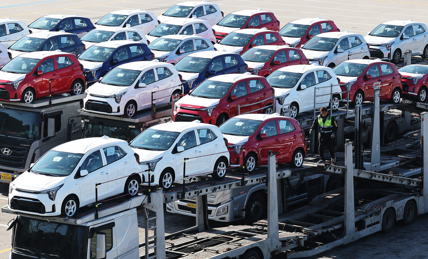 Export-bound cars are lined up at Pyeongtaek Port in Gyeonggi on Dec. 1. [YONHAP]