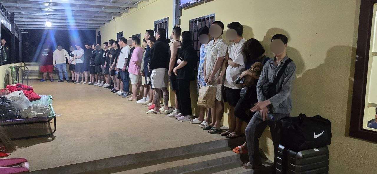 The photo shows suspects under arrest in Cambodia after the Korean National Police Agency said on Dec. 21 that it rescued a Korean man being held in a scam compound and arrested 26 others. [NEWS1] 