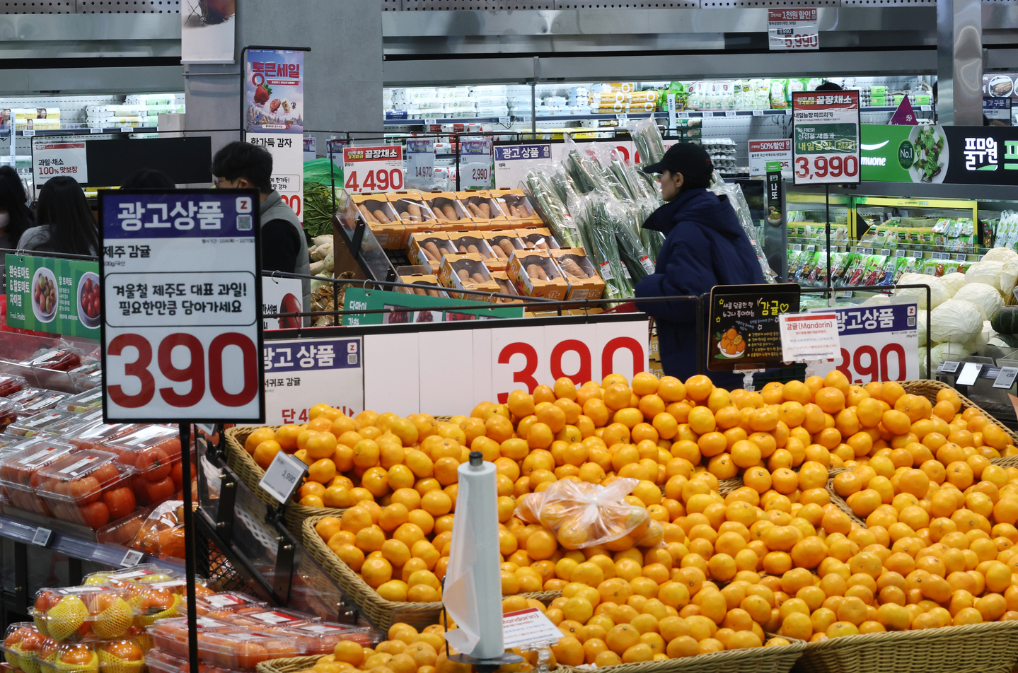 Fresh produce are displayed at a supermarket in Seoul on Dec. 7. [YONHAP] 