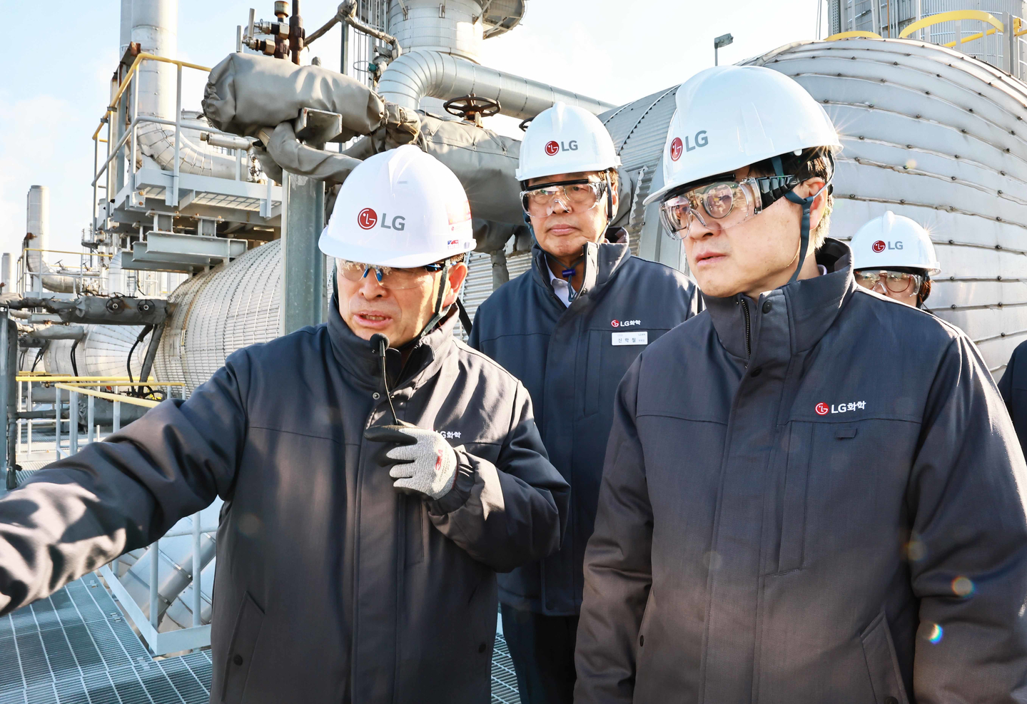 Industry Minister Kim Jung-kwan listens to on-site officials with LG Chem CEO Shin Hak-cheol during a visit to an LG Chem facility at the Yeosu Industrial Complex in Yeosu, South Jeolla, on Nov. 26. [MINISTRY OF TRADE, INDUSTRY AND RESOURCES]