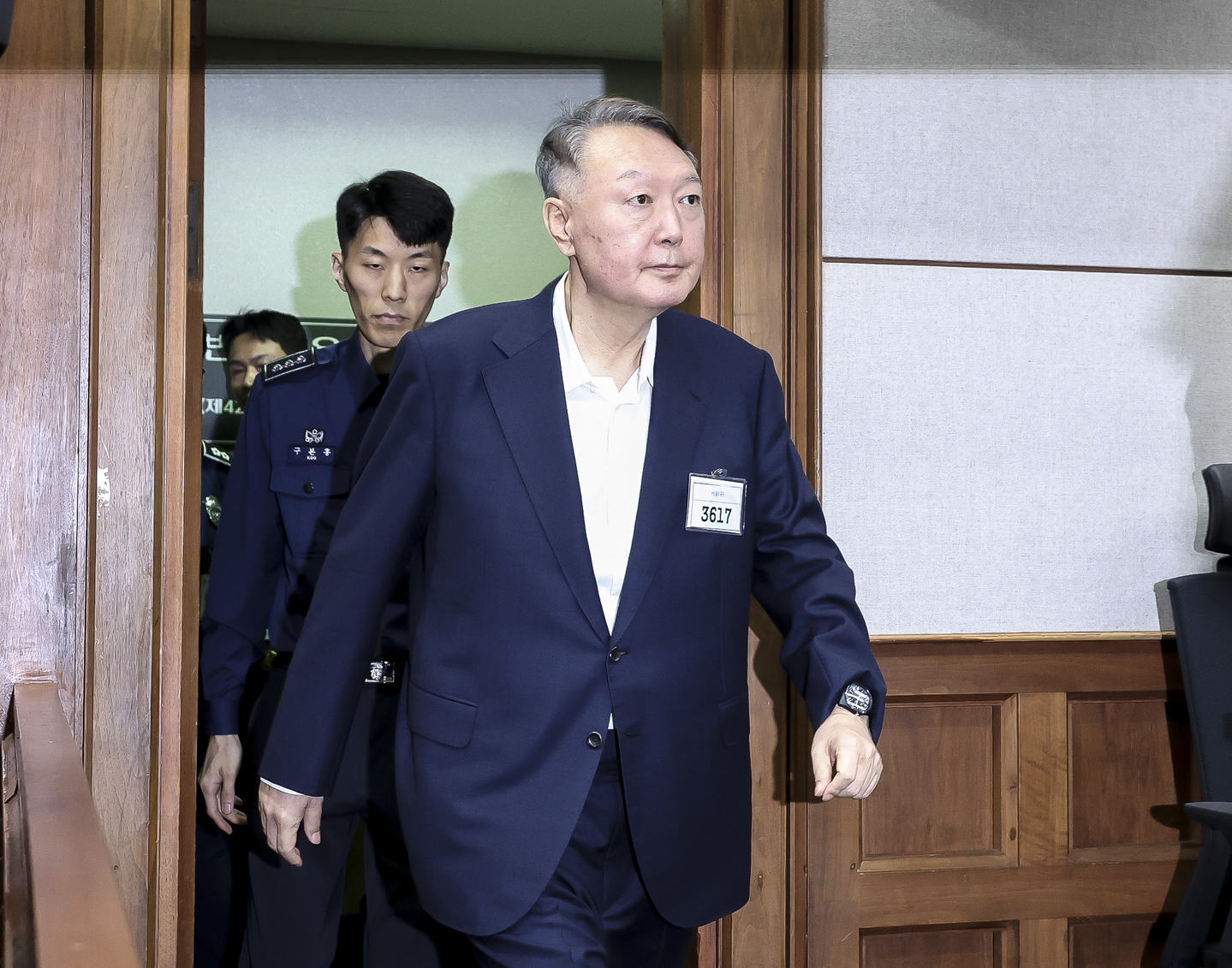 Former President Yoon Suk Yeol attends a trial on charges including obstructing special public duties and abuse of authority at the Seoul Central District Court in Seocho District, southern Seoul, on Sept. 26. [JOINT PRESS CORPS]