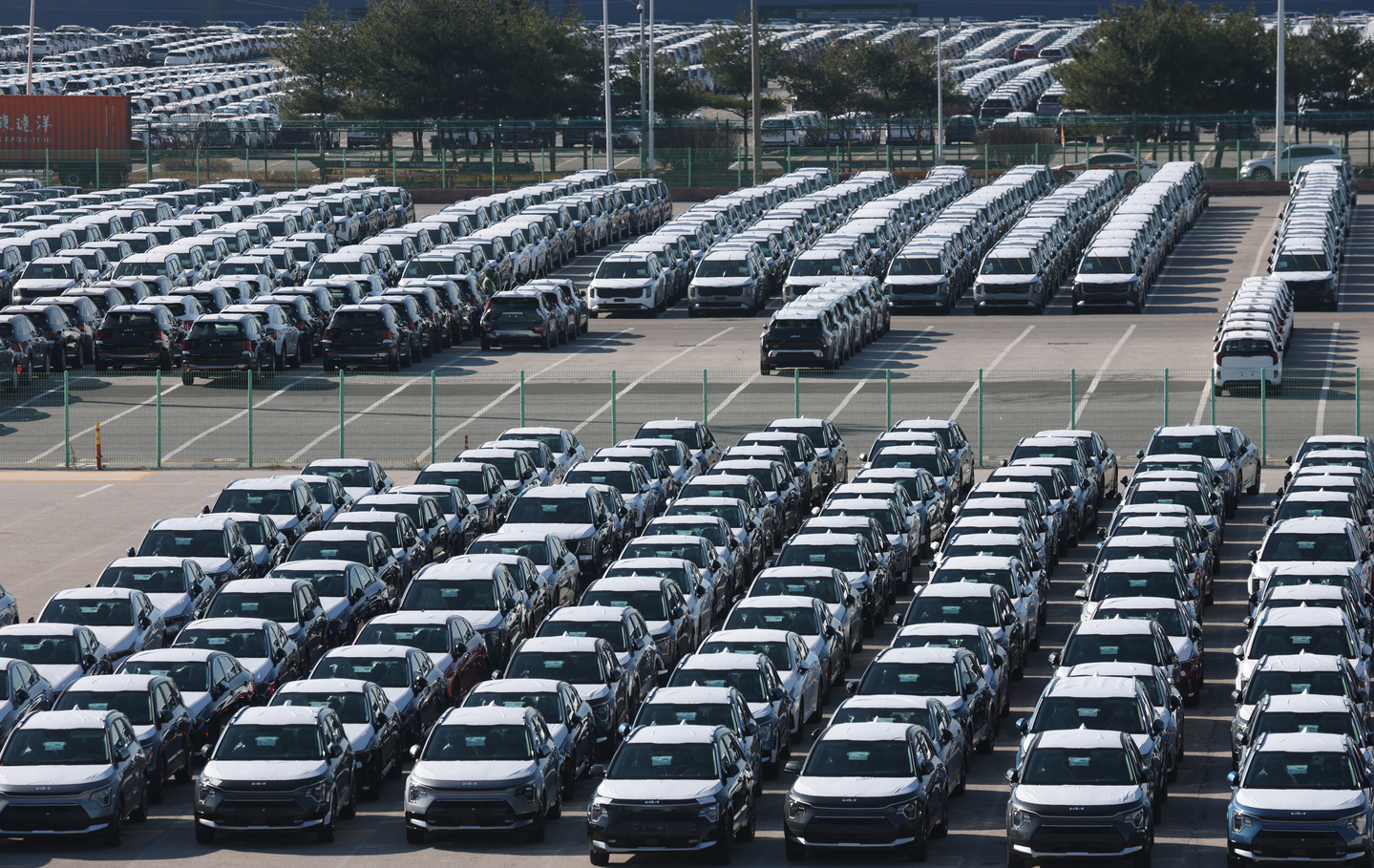 Export-bound cars are lined up at Pyeongtaek Port in Gyeonggi on Dec. 4. [NEWS1] 