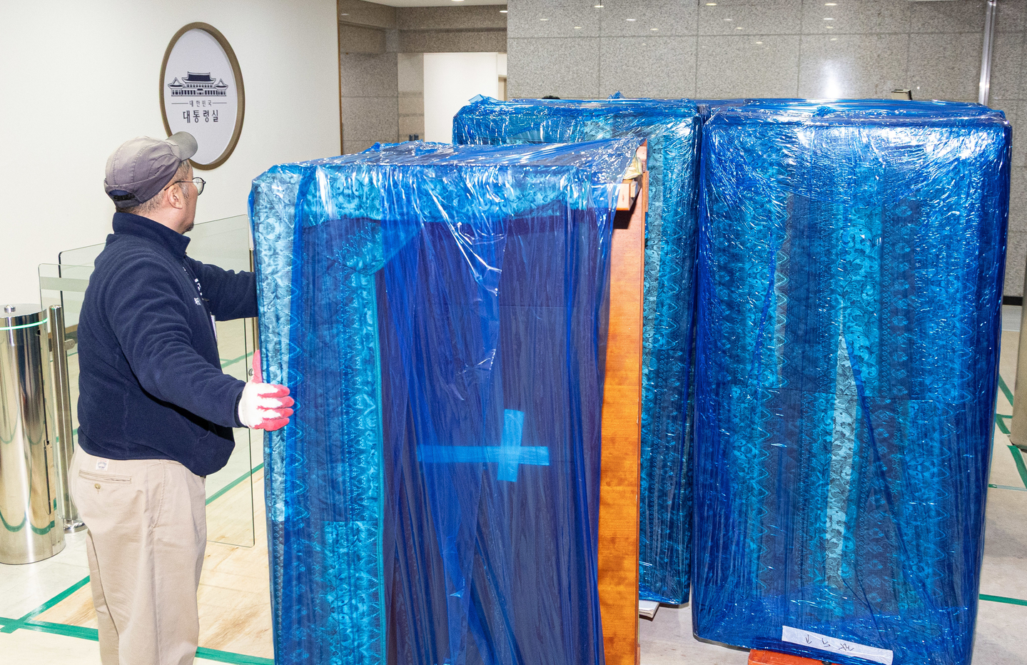 Staff at the presidential office in central Seoul, move items scheduled for relocation to the Blue House on Dec. 9. [NEWS1]