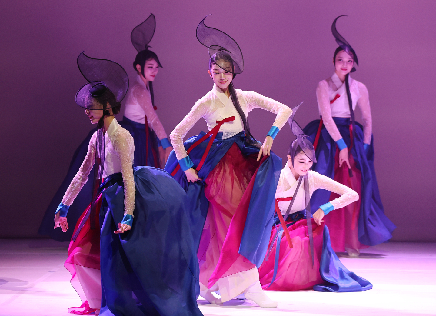 Seoul Metropolitan Dance Theatre performs ″Mimesis″ on Nov. 11. [YONHAP]