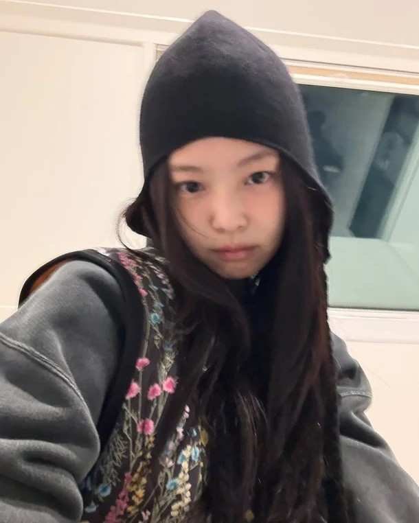 Blackpink's Jennie wears a floral vest in this photo uploaded to her Instagram. [SCREEN CAPTURE]