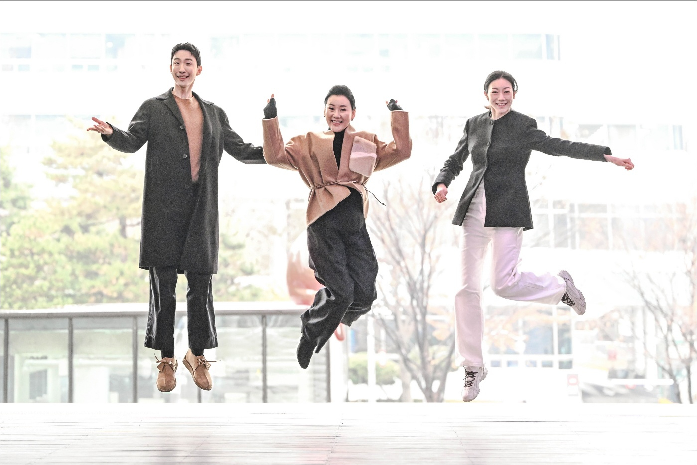 From left, Seoul Metropolitan Dance Theatre’s dancer Yu Jae-sang, artistic director Yun Hea-joung and dancer Han Ji-hyang pose for a photo at the Sejong Center for the Performing Arts in Jongno District, central Seoul, on Dec. 16. [SEJONG CENTER FOR THE PERFORMING ARTS]