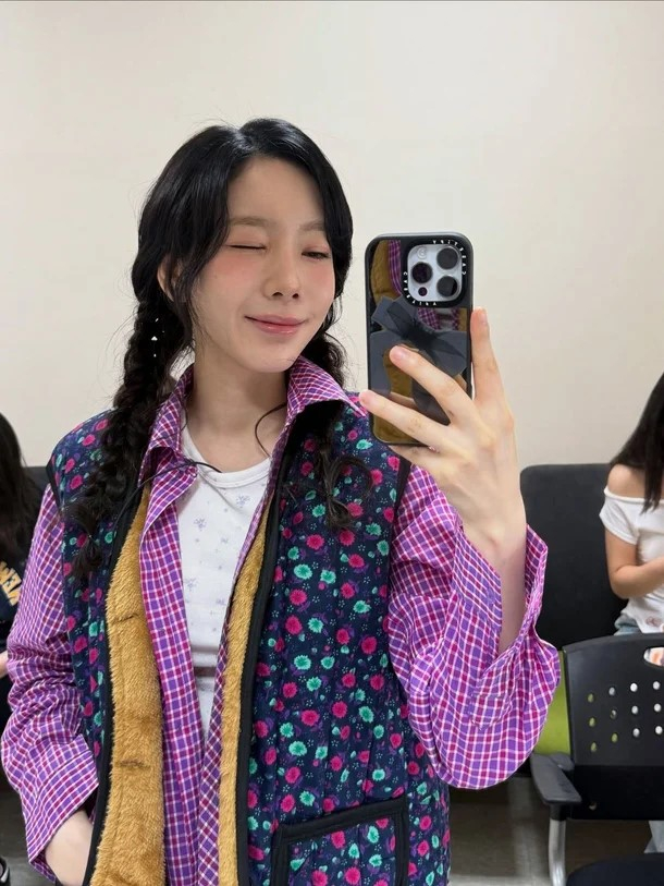 Girls' Generation's Taeyeon wears a floral vest in this photo uploaded to Instagram. [SCREEN CAPTURE]