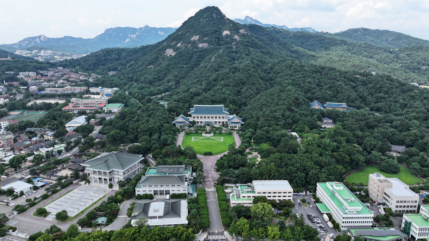 The Blue House is seen in front of Mount Bugak in Jongno District, central Seoul, on July 30. [NEWS1] 