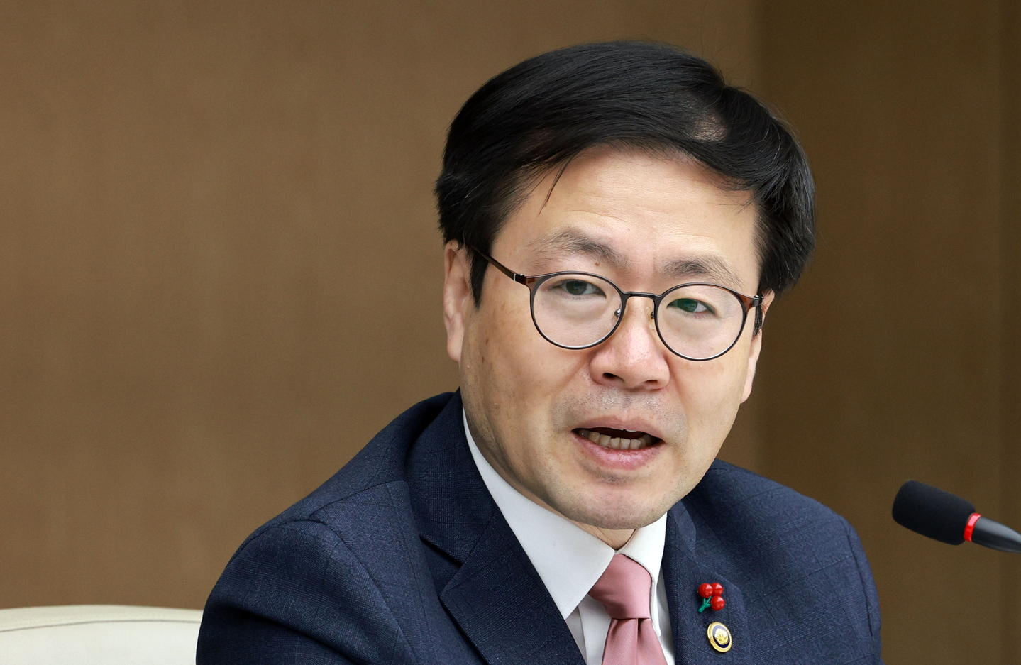 Trade Minister Yeo Han-koo speaks at a government meeting at the Korea Chamber of Commerce & Industry building in central Seoul on Dec. 22. [YONHAP] 
