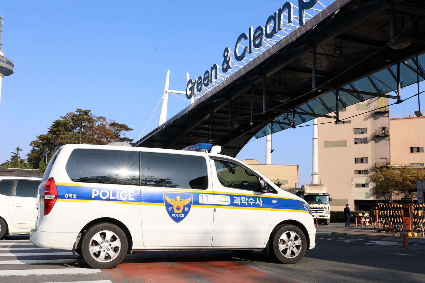 Officials from the Gyeongbuk Provincial Police Precinct enter Posco’s Pohang steelworks on Nov. 26 to conduct a forensic inspection following several workers being injured after inhaling gas. [YONHAP]
