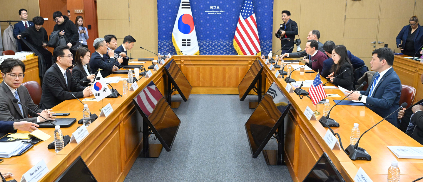 Jeong Yeon-doo, left, vice minister for diplomatic strategy and intelligence at the Foreign Ministry, holds talks with acting U.S. Ambassador to South Korea Kevin Kim at the Foreign Ministry in Seoul on Dec. 16, to coordinate their North Korea policy. [MINISTRY OF FOREIGN AFFAIRS]