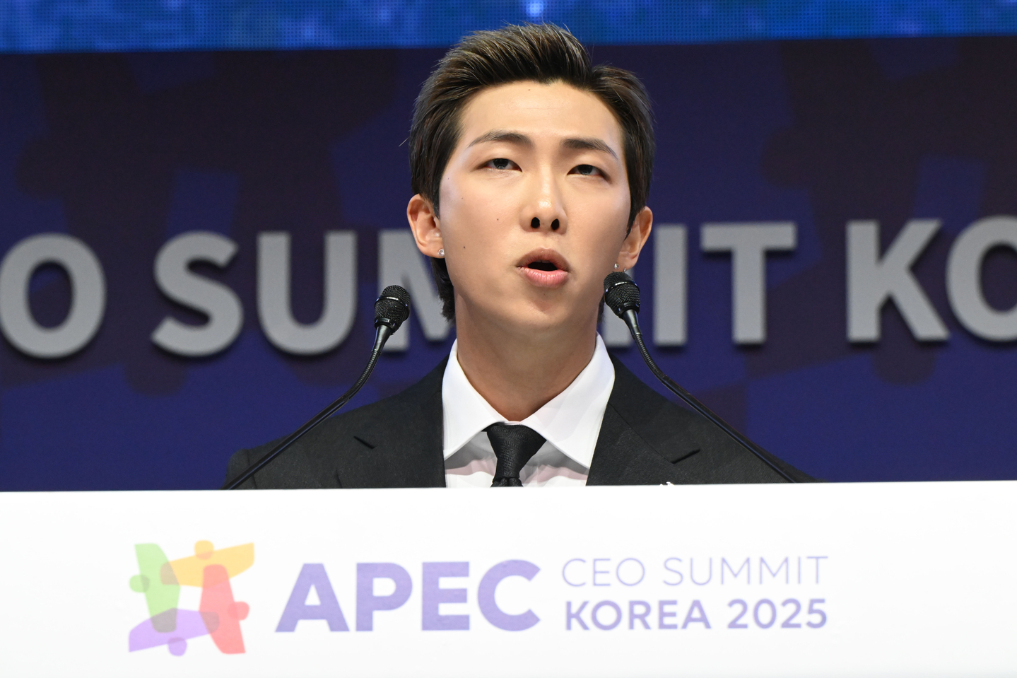 Member RM of boy band BTS delivers a speech during the Asia-Pacific Economic Cooperation (APEC) CEO Summit at the Gyeongju Arts Center in North Gyeongsang on Oct. 29. [KIM SEONG-RYONG]
