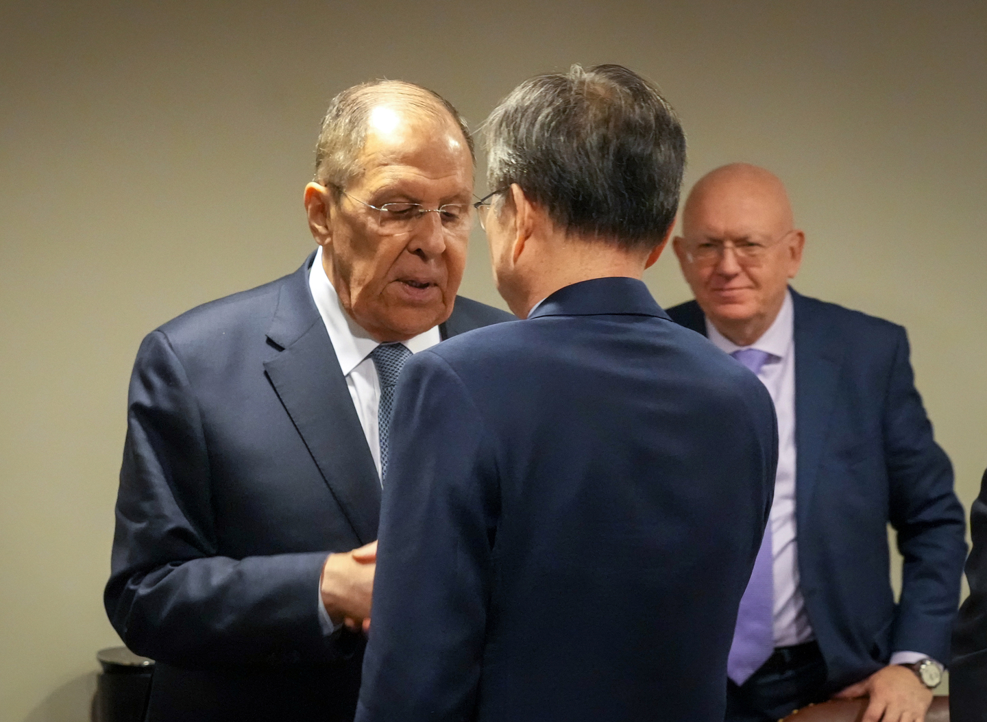 Foreign Minister Cho Hyun greets Russian Foreign Minister Sergey Lavrov, left, in New York on Sept. 26. [MINISTRY OF FOREIGN AFFAIRS]