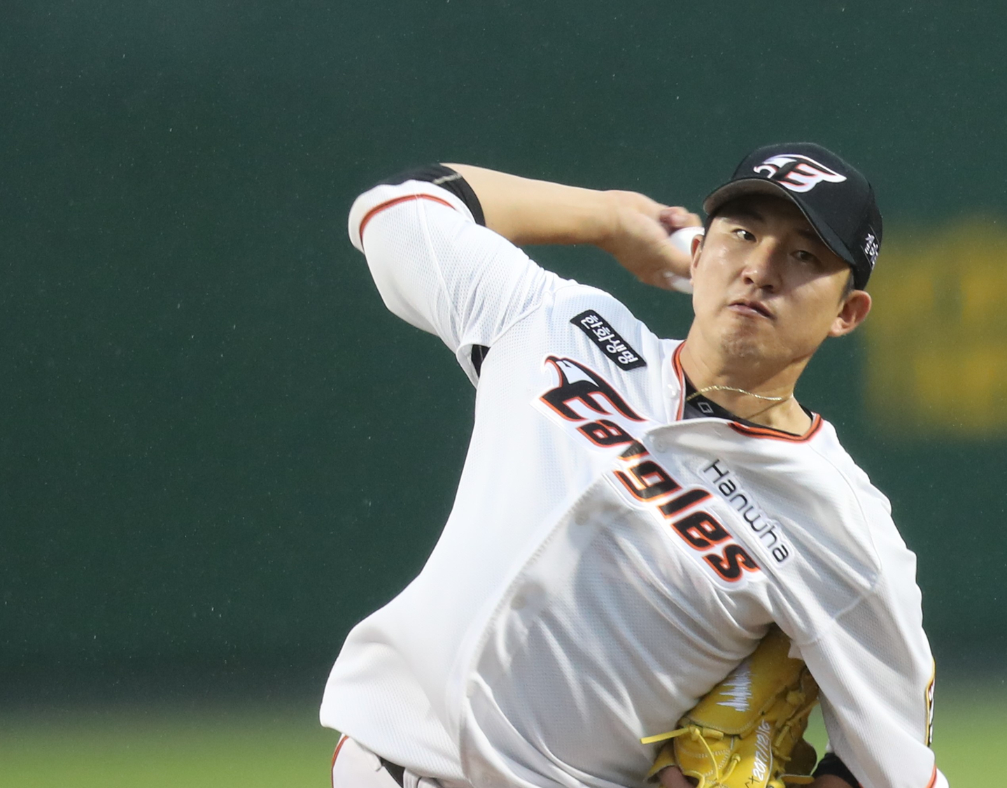 Then-Hanwha Eagles starting pitcher Jang Si-hwan delivers a pitch in the top of the first inning during a game at Hanwha Life Eagles Park in Daejeon on July 13, 2020. [YONHAP]