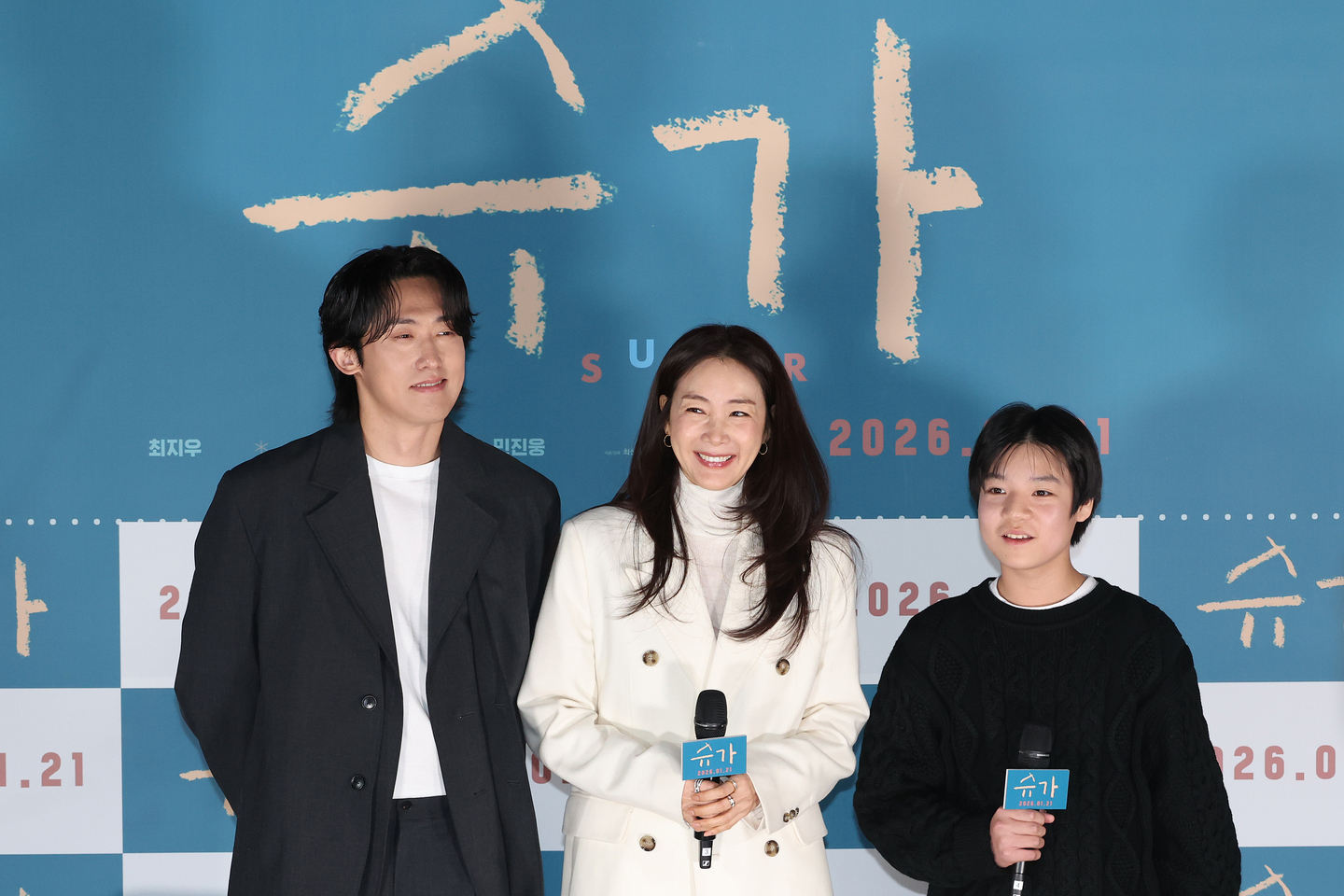 The cast of film ″Sugar: A Mother's Code″ poses for photos during the film's news conference held in Yongsan District, central Seoul, on Dec. 18. From left are actors Min Jin-woong, Choi Ji-woo and Ko Dong-ha. [YONHAP]